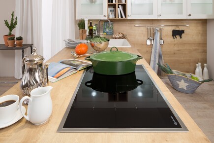 Auch gusseiserne Töpfe sind für ein Induktionskochfeld geeignet. Auch gusseiserne Töpfe sind für ein Induktionskochfeld geeignet.